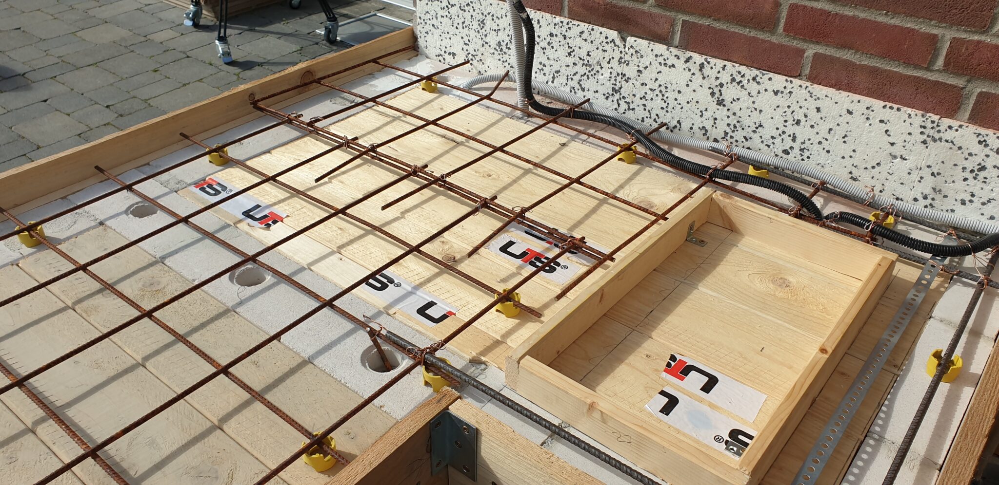 Projekt Außenküche: Rohbau auf der Zielgeraden und Dach montiert