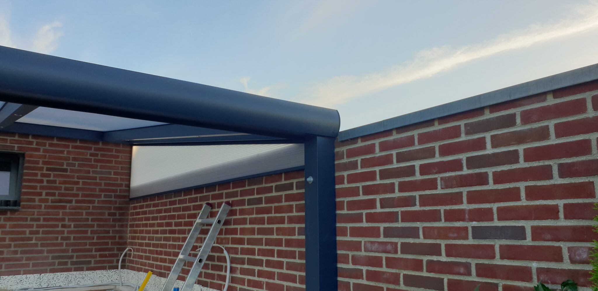 Projekt Außenküche: Rohbau auf der Zielgeraden und Dach montiert