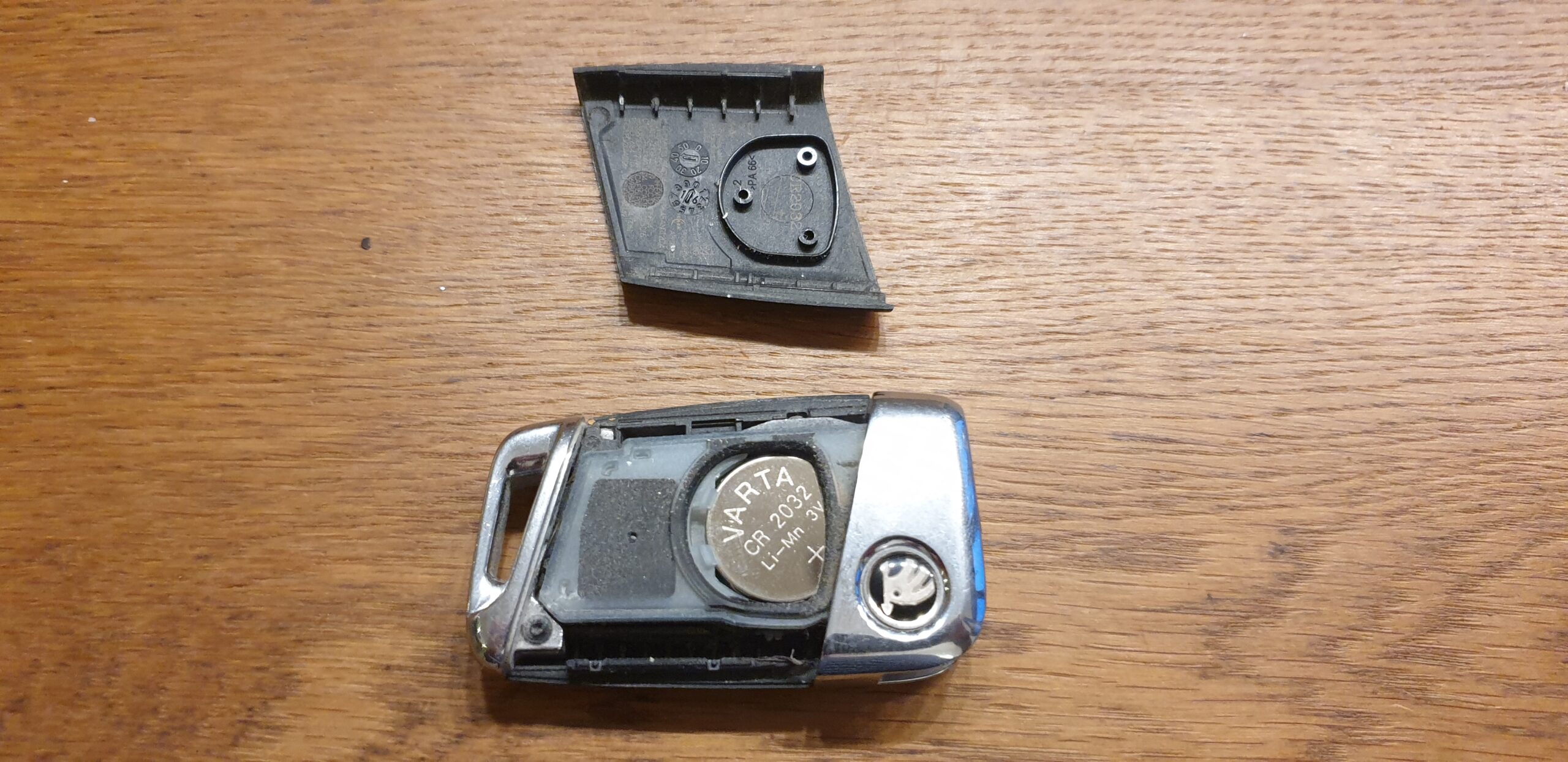 Skoda Schlüsselbatterie (Keyless Go) selbst tauschen/ Batterie im  Autoschlüssel wechseln - deutsch 